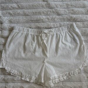 *NWOT* Women’s White Eyelet Shorts. Sz. XXL
